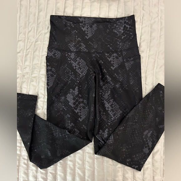 Old Navy Active Elevate High Rise Snake Skin Go-Dry Leggings High Rise Pockets - Picture 7 of 7